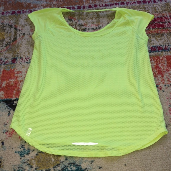 🧜🏼‍♀️3 for $15 item!🧜🏼‍♀️ Under Armour tee - Picture 3 of 3